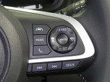 【レーダークルーズコントロール】(全車速追従機能付)付きです。車速に応じて追従支援してくれるので、ロングドライブも快適です。詳細は販売店スタッフまでおたずねください。