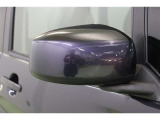 サイドミラーは電動格納ミラーなので、運転席からのボタン操作で格納できます。ミラーを閉じて入る立体駐車場などでは、有ると便利な機能です。