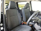 インテリア・シートカラーはブラック/グレー基調!前席はシートヒーター機能付き!コンソールボックスが付いているので収納にも困りません!