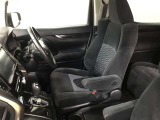 高いホールド性で運転姿勢が安定します。長距離ドライブでも疲れにくいのが魅力です。快適なドライビングライフをお送りください♪