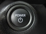 スマートキーシステムはキーをお持ちの方を車がオーナーと判断し、ドアロックの開閉もタッチ&握るだけ。エンジンスタートはブレーキを踏んでスタートボタンを押すだけ。