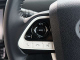 ステアリングスイッチ付き。前方から目を離すことなく操作することが可能です。