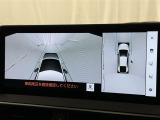 パノラミックビューモニターを装備。駐車場や交差点でクルマを真上から見るように周囲を確認できます。機能の詳細は販売店スタッフまでおたずねください。