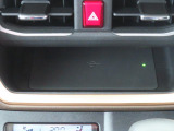 ワイヤレス充電機能 Qi がインパネセンタートレイにあり便利です。