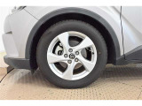 【アルミホイール】純正なので車に似合うデザインになっていますね。スタッドレスタイヤもご相談下さい。