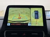 真上から見下ろしたような視点で車とその周囲を確認出来る画面と、車両後方を映し出すバックモニター画面の2つを表示してくれます。