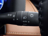 【オートライト】車外の明るさに応じて、自動的にライトの点灯・消灯をしてくれます。