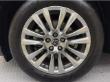 アルミホイール付き!「純正」なので車のデザインともマッチしています。お洒落は足元から。。。といいますから♪