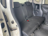 後部座席も気になるようなキズ・汚れやへたり等、大きなダメージはなく、良好な状態です。