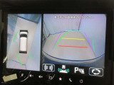 全方位モニター付きです。車両を上から見たような映像をナビゲーション画面に表示。運転席からの目視だけでは見にくい、車両周辺の状況をリアルタイムでしっかり確認できます。
