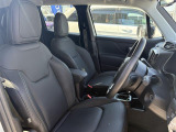 シートヒーターも装備された高級感のあるレザーシートです!JEEPのロゴがオシャレ!