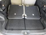 リアシートを倒せば大きな荷物も載せられます。