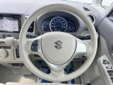 インテリアに合わせたデザインのステアリングは、運転される方のことも考え、運転しやすい形状、大きさです。是非一度、実際に触ってお確かめください。
