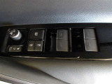 パワーウィンドウスイッチで運転席から全席の窓の開閉ができます。