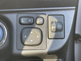 【電動格納ミラー】運転席のスイッチで、ドアミラーの開閉や角度の調整ができます。