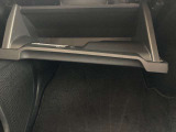 運転席からも助手席からも手が届きやすく、小物などを置いておくのにとても便利♪