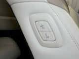 助手席もパワーシート付です。運転席からは、助手席肩口パワーシートスイッチで助手席シートの操作が手軽にできます。