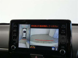 【全周囲モニター】車を上空から見下ろしたような映像をカーナビ画面に映し出し、車庫入れや縦列駐車をサポートしてくれます。