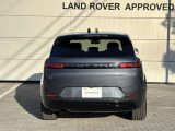 シャープなデザインのテールレンズと、RANGE ROVERロゴがリアのライン上で一体感あるデザインとなり、一目でRANGE ROVER SPORTとわかるデザインです。