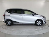 両側パワースライドドア付きだから、狭い駐車スペースなどでの 乗り降りラクラク!小さなお子さまのいるご家庭には嬉しい装備。