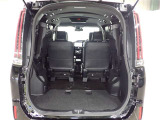 サードシートを倒すとさらに広々のラゲッジスペース