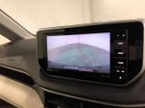 後方の死角をしっかりカバーするバックカメラ付き。駐車が苦手な方にも安心です。
