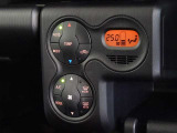 車内を快適に、オートエアコンを装備しています。