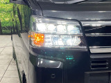 【LEDヘッドライト】悪天候や夜間走行時も良好な視界を確保し安心して運転できる高輝度LEDヘッドライトを装備!点灯速度が早く、消費電力も抑えられています。