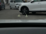 外界と情報を視線を外すことなく確認できるヘッドアップディスプレイ付き!