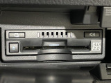 【ETC2.0(DSRC/ITSスポット)】ETCカードを挿入すれば料金所はノンストップで通過できます。ETC限定の割引や、高速道路の情報提供サービスを利用できます。
