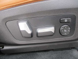 運転席メモリー付きフロント電動シート装備。