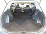 可倒式リアシートを倒せば更に広い空間を確保、長い・大きい荷物も収納OK!買い物にレジャーに大活躍です♪