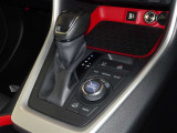 電動パーキングブレーキ・ブレーキホールドを装備してます。ホールド機能は信号待ちが多い一般道で疲労軽減になり、大好評です!