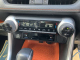 オートエアコンなので、お好みの温度に設定するだけで車内を快適空間にしてくれます。