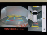 パノラミックビューモニター付きです。車両を上から見たような映像をモニター画面に表示。運転席からの目視では見にくい、車両周辺の状況をリアルタイムでしっかり確認できます。
