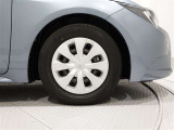 純正ホイールを装備、タイヤサイズは195/65R15です。