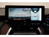 パノラミックビューモニター付きです。車両を上から見たような映像をディスプレイオーディオ画面に表示。運転席からの目視だけでは見にくい、車両周辺の状況をリアルタイムでしっかり確認できます。