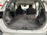 リア席を倒せば広々とした空間の出来上がり!床が低くフラットになり、天井までの高さがありますので積載が便利です。