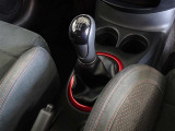 フロア5速マニュアル車です。