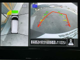 アラウンドビューモニター搭載。上から見下ろしたように液晶に映るのでスムーズな駐車をサポートします。