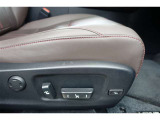 運転席にはパワーシートが付いております。パワーシートは指先1つで操作出来るためチカラの弱い女性の方でもシートに座ったまま操作出来ます♪