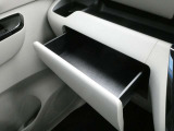 助手席側には引き出し式の小物入れが備わっています。