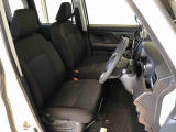 運転席の座面高さを調整できるシートリフターが付いています。