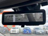 【スマートリヤビューミラー】後席の大きな荷物や同乗者で後方が確認しづらい時でも安心!カメラが撮影した車両後方の映像をルームミラー内に表示。クリアな視界で状況の確認が可能です!