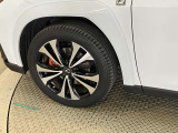 オレンジキャリパー(フロントLEXUSロゴ)装着でよりF SPORTらしい印象になっております。