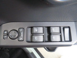 電動格納ミラーあり。駐車の時に便利です。パワーウインドウも付いてます。