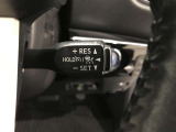 レーダークルーズコントロール(全車速追従機能付)付きです。車速に応じて追従支援してくれるので、ロングドライブも快適です。詳細は販売店スタッフまでおたずねください。