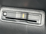 【ETC】有料道路を利用する際に料金所で停止することなく通過できる、ETC車載器(ノンストップ自動料金収受システム機器)が装備されています。セットアップを行うことで利用可能になります。