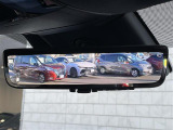 【デジタルルームミラー】車両後方カメラの映像をルームミラーに映すことが出来ます。 そのため、後席に人や荷物があって後方が見えづらい場合でもしっかり視界を確保することが出来ます。
