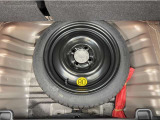 今ではオプションになってしまった応急タイヤが装備されています。万が一の時に役立ちます☆☆